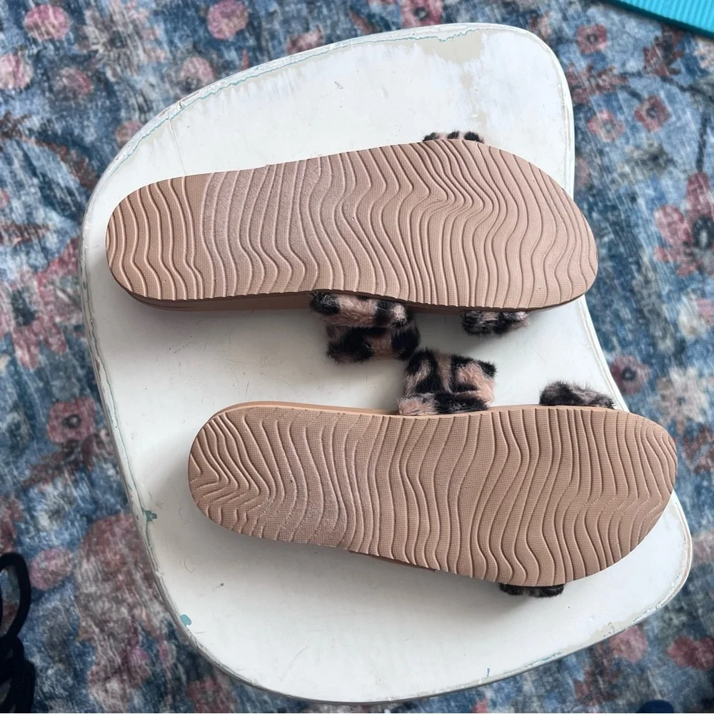 Reef Vista Leopard Print Faux Fur Slides - Picture 3 of 3
